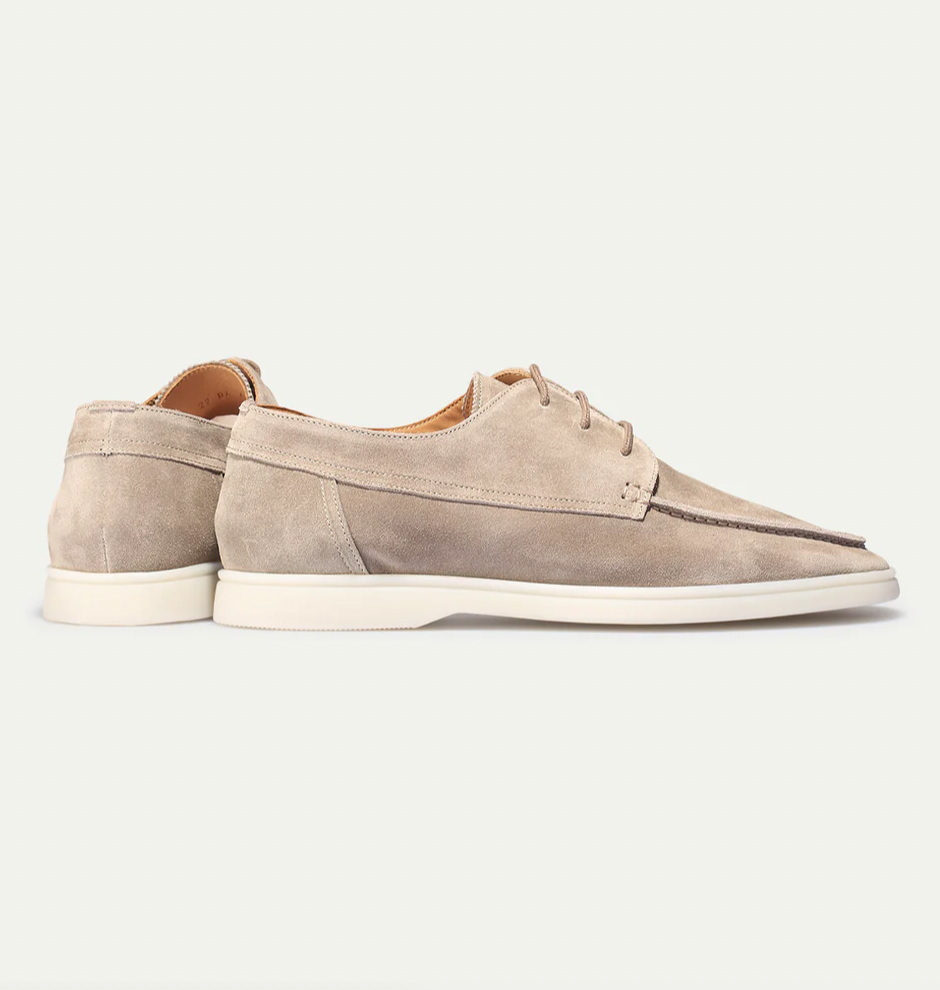 Beige Wildleder-Herrenschuhe, lässig, mit weißer Sohle, ideal für Freizeitkleidung.