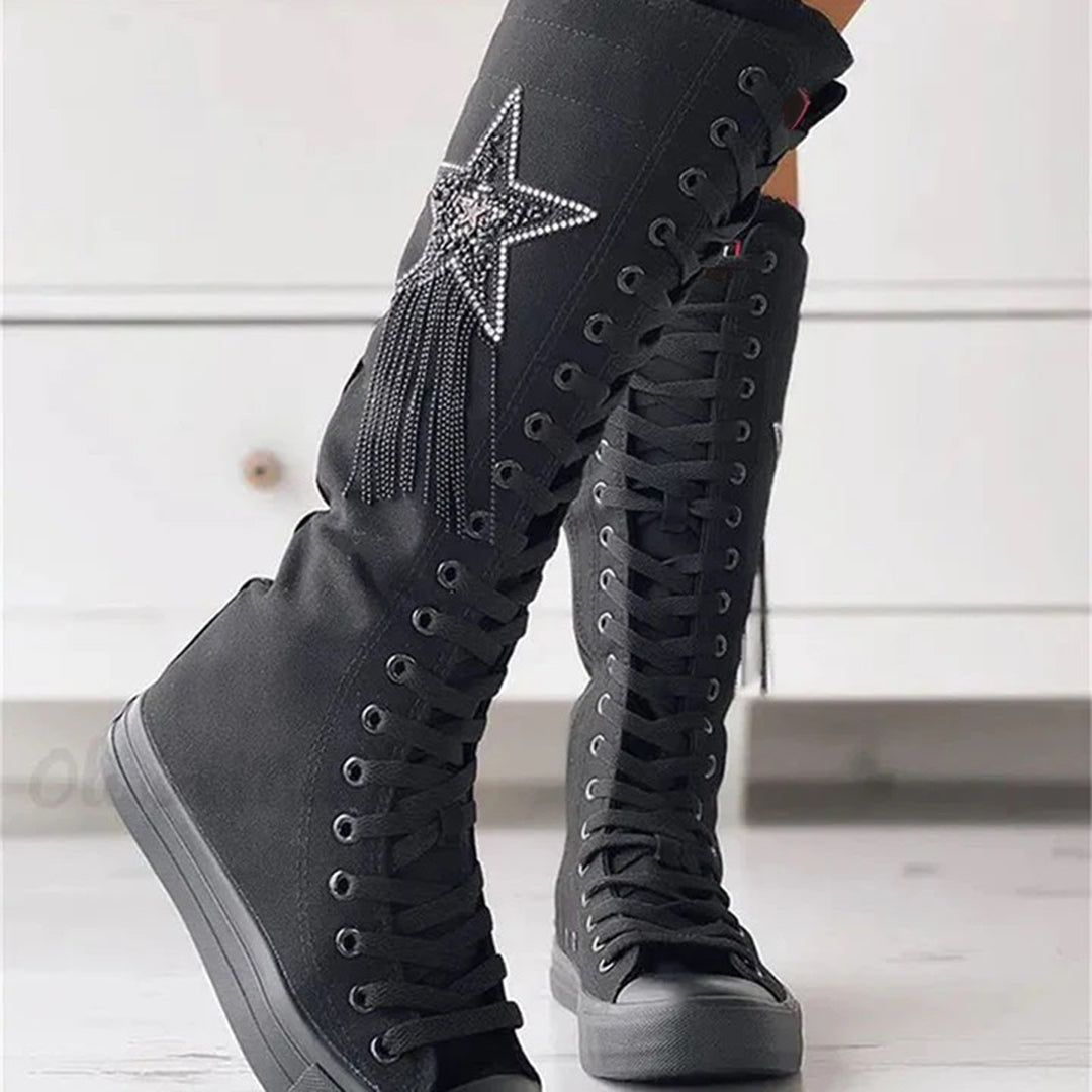 Schwarze kniehohe Sneaker mit Sternapplikation, modisch und bequem. Perfekt für Streetwear-Looks. Hochwertige Materialien, trendiges Design.