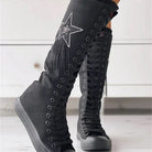 Schwarze kniehohe Sneaker mit Sternapplikation, modisch und bequem. Perfekt für Streetwear-Looks. Hochwertige Materialien, trendiges Design.