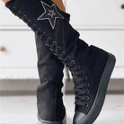 Schwarze Damenstiefel mit Sternapplikation und Schnürung, modische hohe Sneakers, ideal für Herbstmode, bequem und stilvoll.