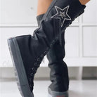 Schwarze Damenstiefel mit Sternapplikation und Schnürung, ideal für modische Herbst- und Winteroutfits. Bequeme, trendige Schuhe für jeden Anlass.