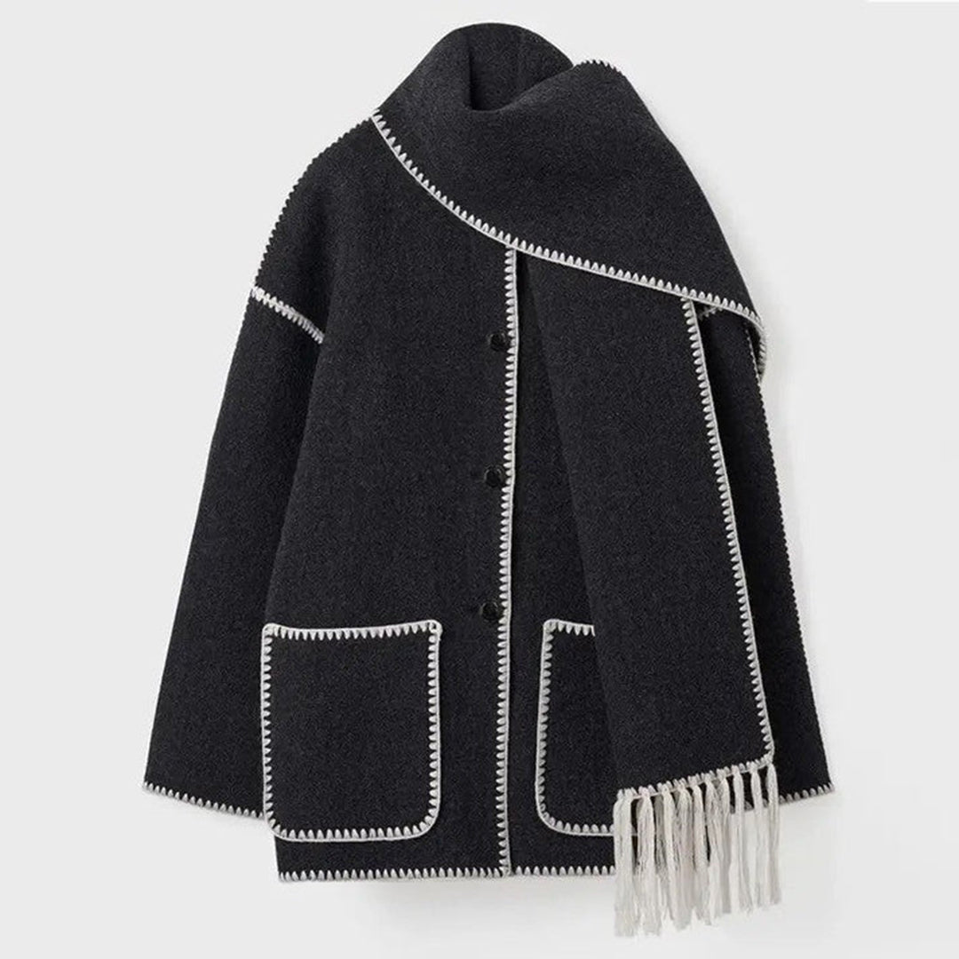 Schwarzer Wollmantel mit weißen Ziernähten und Fransen, elegantes Design, ideal für Herbstmode, hochwertige Damenbekleidung, stilvoll und warm.