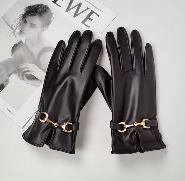 Schwarze Lederhandschuhe mit goldenen Schnallen, elegant und stilvoll, ideal für Herbstmode. Perfekt für Damenaccessoires und Modeakzente.