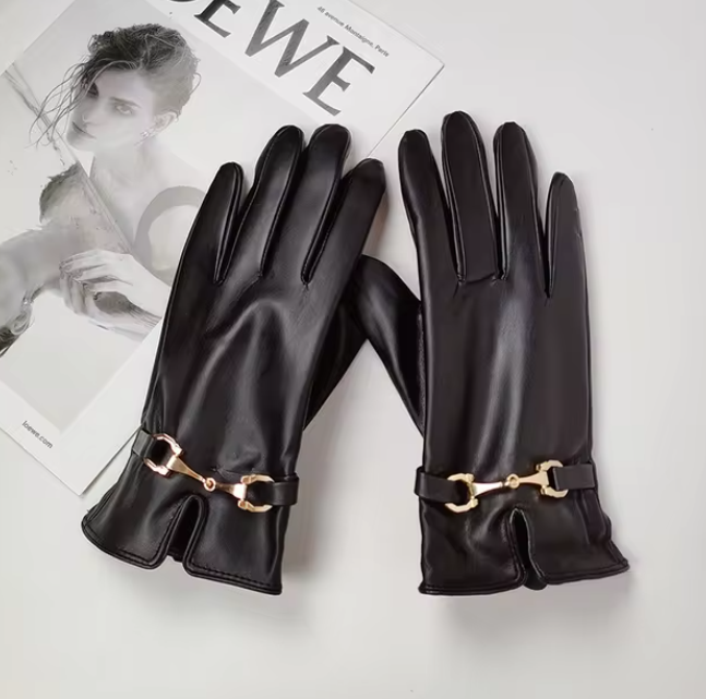 Schwarze Lederhandschuhe mit goldener Kettendekoration, elegant und stilvoll, ideal für Herbst- und Wintermode. Perfekt für modische Outfits.