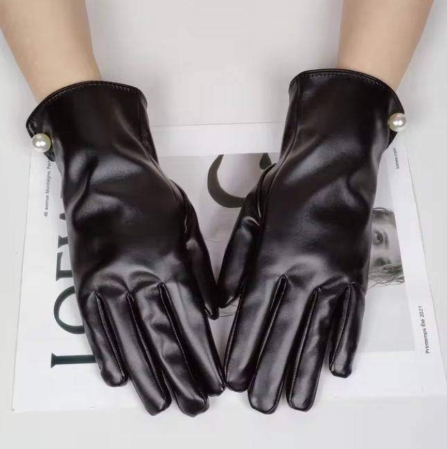 Schwarze Lederhandschuhe mit Perlendetail, elegant und stilvoll, ideal für Herbst- und Wintermode. Perfekt für Damenaccessoires und Geschenkideen.