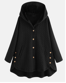 Schwarzer Damenmantel mit Kapuze, Knopfleiste und Taschen. Stilvoller, warmer Wintermantel, ideal für kalte Tage. Modetrend, Damenbekleidung.