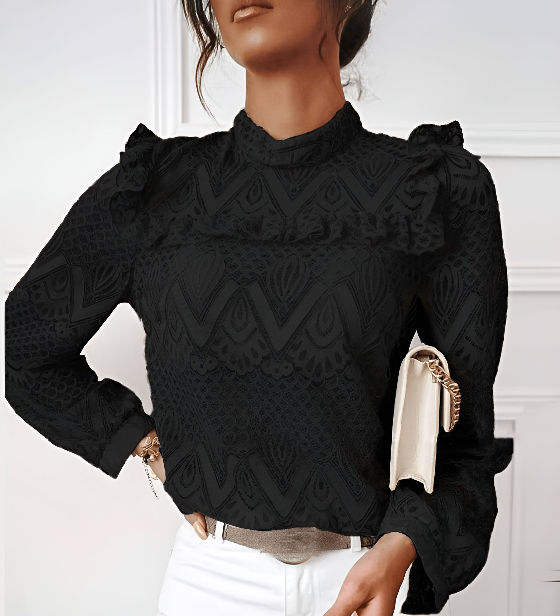 Elegante schwarze Spitzenbluse mit Rüschenärmeln, kombiniert mit weißer Hose. Perfekt für stilvolle Damenmode und trendige Outfits.