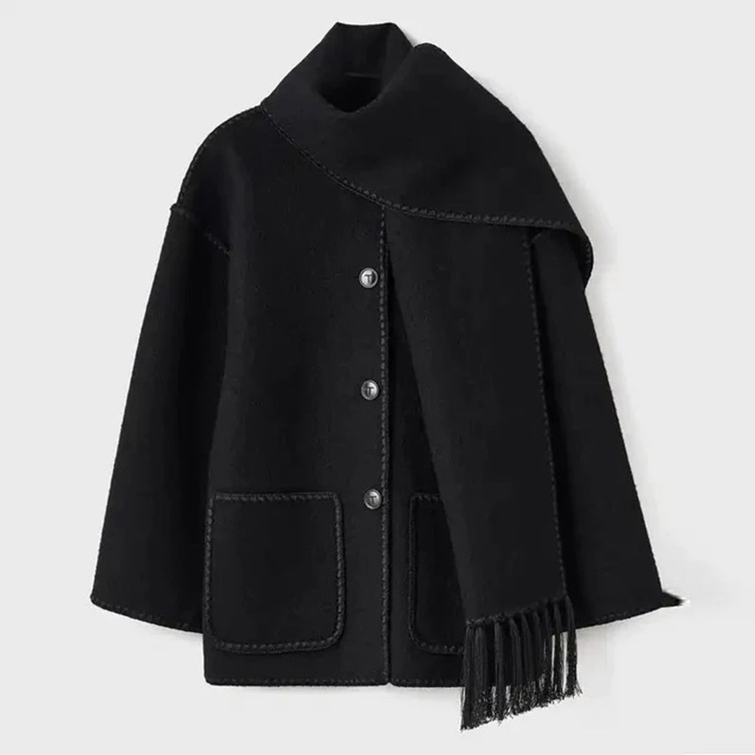 Eleganter schwarzer Wollmantel mit Knöpfen und Schal, ideal für Herbst und Winter. Modischer Damenmantel, warm und stilvoll.