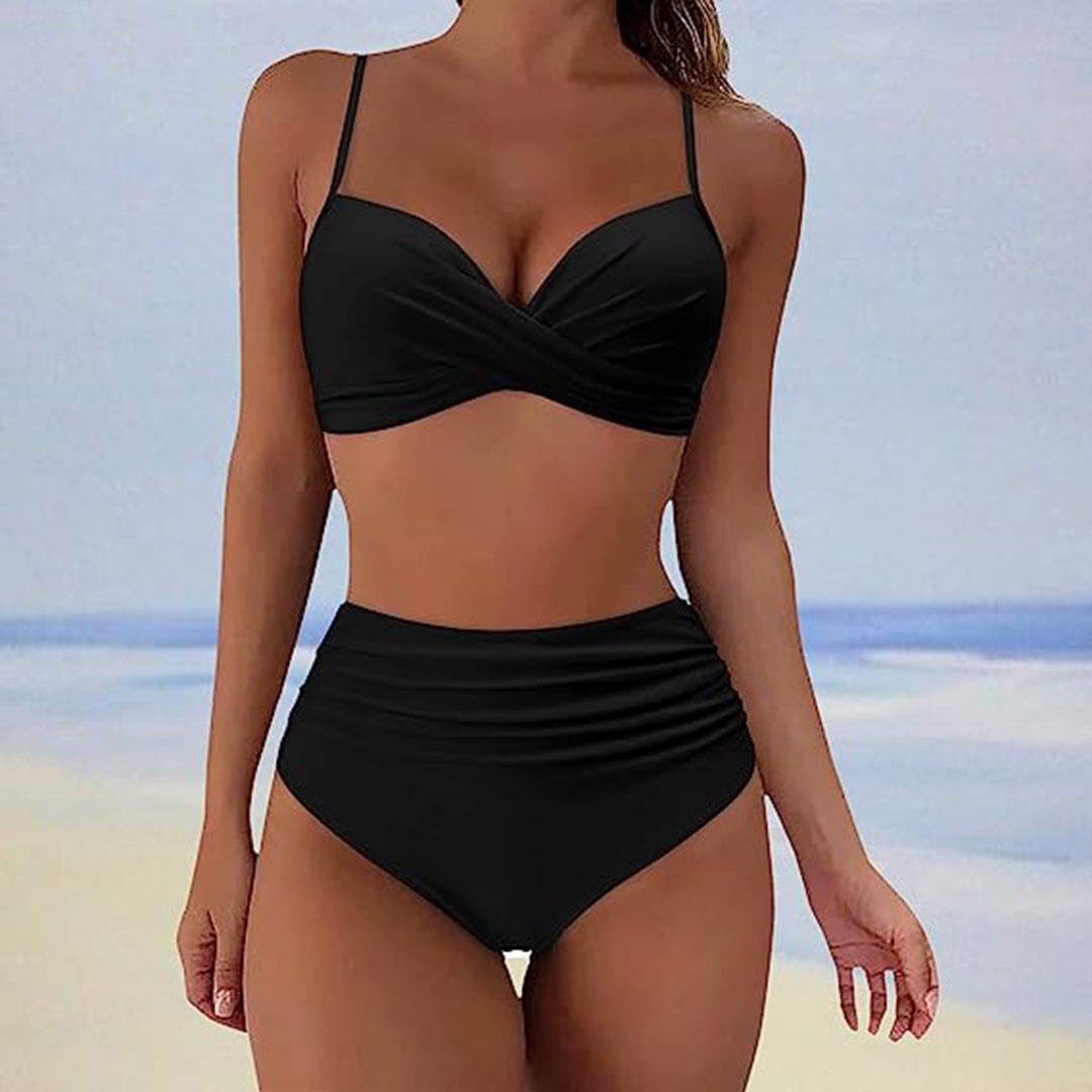 Frau im schwarzen Bikini am Strand, hoch tailliert, Sommermode, Bademode für Damen.