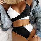 Frau im schwarz-weißen Bikini mit Jeansjacke und Strohhut, Sommermode, Strandbekleidung.