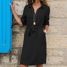 Schwarzes Hemdkleid Damen, knielang, mit Gürtel, elegantes Design, ideal für Büro und Freizeit, zeitloser Stil, hochwertige Baumwolle.