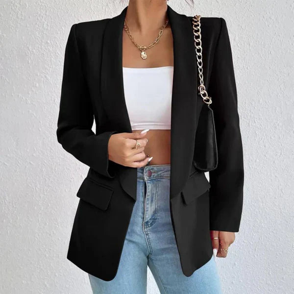 Eleganter schwarzer Blazer für Damen, kombiniert mit weißem Top und blauer Jeans. Perfekt für Business und Freizeit. Modetrend 2023.