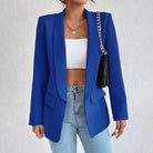 Blauer Damenblazer, elegant und modern, kombiniert mit weißem Top und Jeans. Perfekt für Business- und Freizeitlooks. Trendige Mode für Frauen.