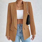 Khaki Blazer Damen, elegant und modern, kombiniert mit weißem Crop-Top und blauer Jeans. Perfekt für stilvolle Freizeit- und Business-Looks.