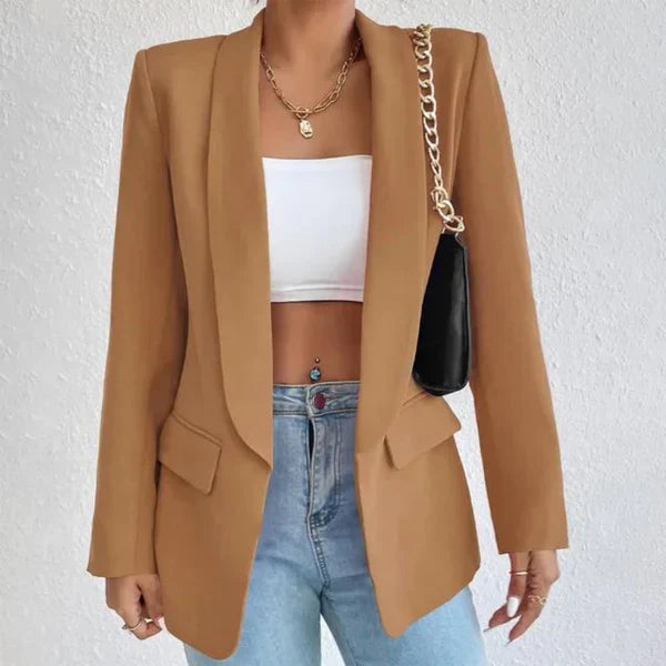 Khaki Blazer Damen, elegant und modern, kombiniert mit weißem Crop-Top und blauer Jeans. Perfekt für stilvolle Freizeit- und Business-Looks.