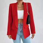 Roter Blazer für Damen, elegant und modern, kombiniert mit weißem Top und blauer Jeans. Perfekt für stilvolle Business- und Freizeitlooks.