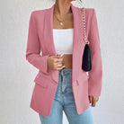Damen Blazer rosa, elegant und modern, kombiniert mit weißem Top und blauer Jeans. Perfekt für stilvolle Business- und Freizeitlooks.