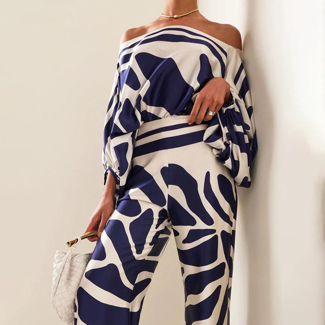 Damen Jumpsuit blau-weiß, abstraktes Muster, schulterfrei, elegantes Design, Modekleidung.
