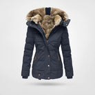 Damen Winterjacke mit Kapuze, dunkelblau, gefüttert mit Kunstfell. Stilvoll, warm, ideal für kalte Tage. Perfekt für Wintermode und Outdoor-Aktivitäten.