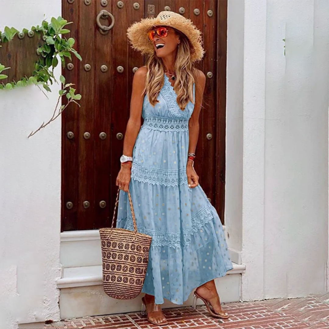 Frau in blauem Sommerkleid mit Strohhut und Korbtasche vor Holztür. Perfektes Outfit für Strandurlaub. Sommermode, Damenkleider, Accessoires.