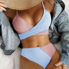 Frau im blauen und rosa Bikini mit Jeansjacke und Strohhut, Sommermode, Strandbekleidung.