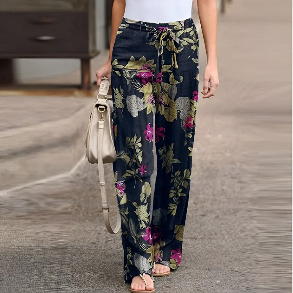 Damenhose mit floralem Muster, weit geschnitten, ideal für Sommermode. Bequeme, stilvolle Freizeithose in Blau mit Blumenprint.