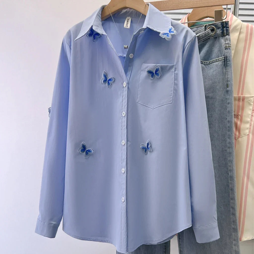 Damenbluse mit Schmetterlingsstickerei, langärmelig, Polo-Kragen, vielseitig, ideal für Frühling, modisches Design, hellblau.