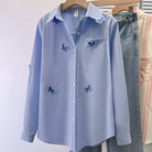 Damenbluse mit Schmetterlingsstickerei, langärmelig, Polo-Kragen, vielseitig, ideal für Frühling, modisches Design, hellblau.