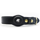 Schwarzes Hundehalsband mit integriertem Apple AirTag-Halter, ideal für Haustier-Tracking. Hochwertiges Leder, stilvoll und funktional.