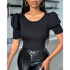 Schwarze Damenbluse mit Puffärmeln, Rundhalsausschnitt und eleganten Details. Perfekt für Casual- und Business-Looks. Modetrend 2023.