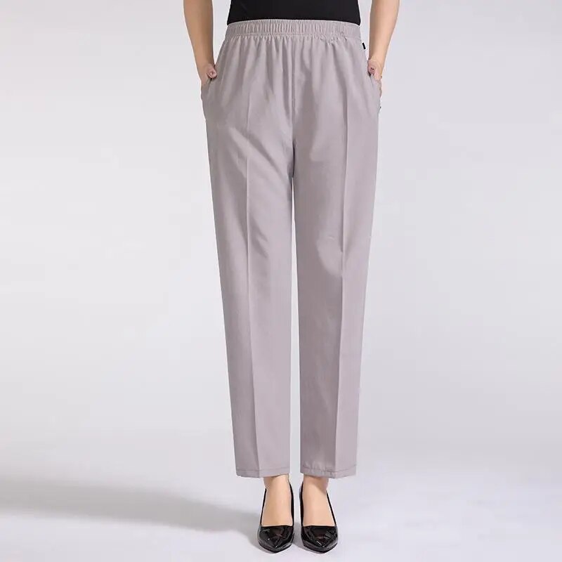 Graue Damenhose mit elastischem Bund, bequemem Schnitt und seitlichen Taschen. Perfekt für Freizeit und Büro. Hochwertige Stoffqualität.