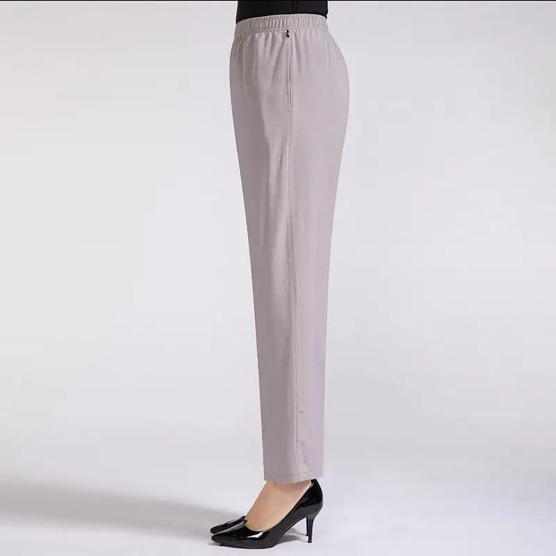 Damenhose in Hellgrau, elastischer Bund, schmal geschnitten. Perfekt für Büro und Freizeit. Bequeme Passform, vielseitig kombinierbar.