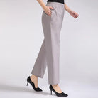 Damenhose in Hellgrau, elastischer Bund, seitliche Taschen, eleganter Schnitt. Perfekt für Büro und Freizeit. Bequeme Passform, modisch.
