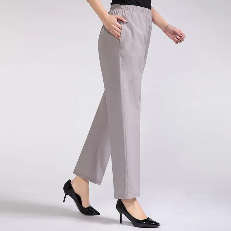 Damenhose in Hellgrau, elastischer Bund, seitliche Taschen, eleganter Schnitt. Perfekt für Büro und Freizeit. Bequeme Passform, modisch.