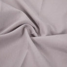 Grauer Stoff, weicher Baumwollstoff, ideal für Bekleidung und Heimtextilien. Hochwertiges Material, langlebig und vielseitig einsetzbar.