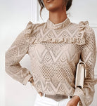 Damenbluse aus Spitze in Beige mit Rüschen und geometrischem Muster, elegantes Design, ideal für stilvolle Outfits und modische Anlässe.