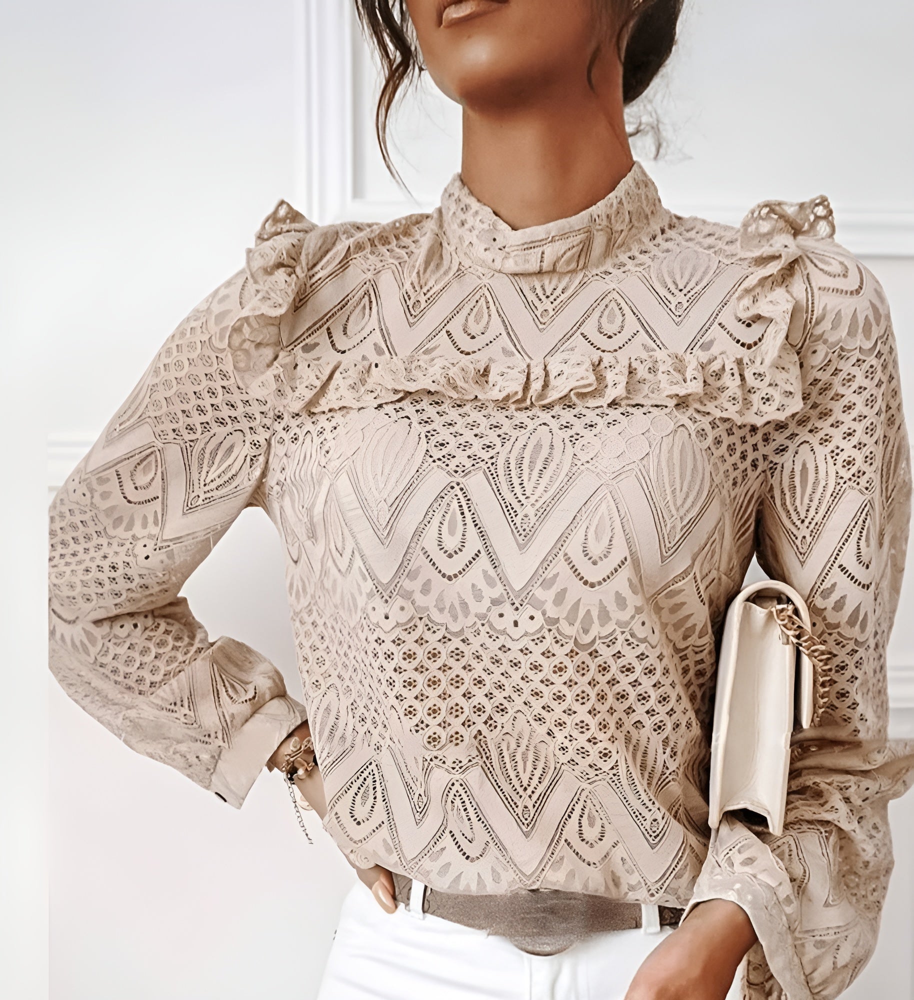 Damenbluse aus Spitze in Beige mit Rüschen und geometrischem Muster, elegantes Design, ideal für stilvolle Outfits und modische Anlässe.
