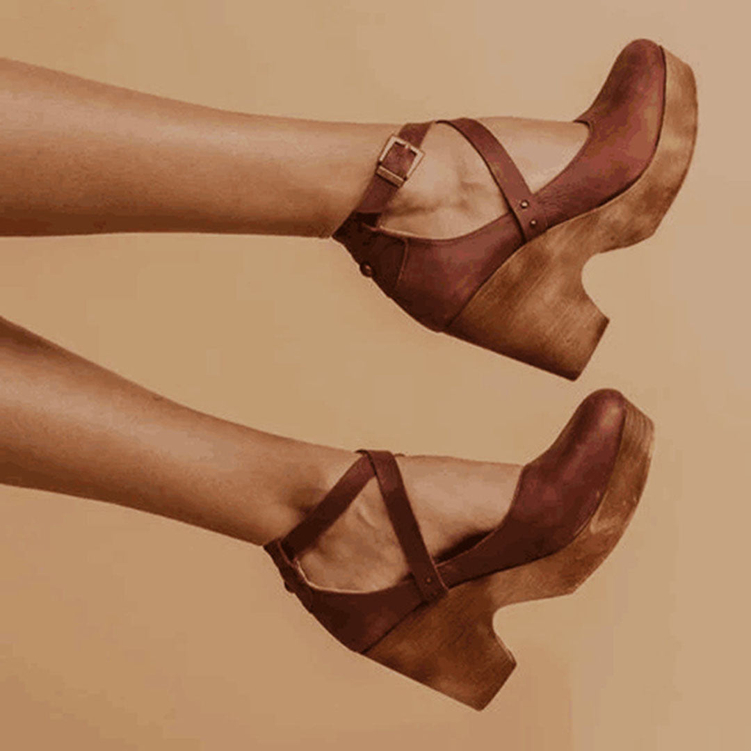 Braune Plateau-Schuhe mit Riemchen und Holzabsatz, modisch und bequem. Perfekt für Damen, die stilvolle und trendige Schuhe suchen.