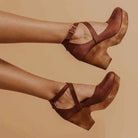 Braune Plateau-Schuhe mit Riemchen und Holzabsatz, modisch und bequem. Perfekt für Damen, die stilvolle und trendige Schuhe suchen.