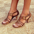 Braune Sandaletten mit Absatz, elegantes Design, ideal für Sommermode. Perfekt für Damen, die stilvolle und bequeme Schuhe suchen.