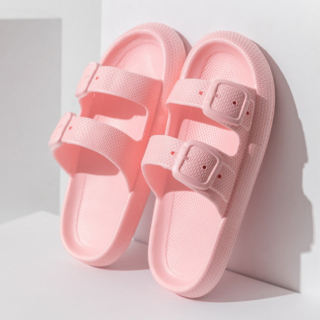 Rosa Badeschlappen mit Schnallen, rutschfest, ideal für Sommer und Zuhause. Komfortable EVA-Slides für Damen und Herren. Perfekt für Badezimmer.