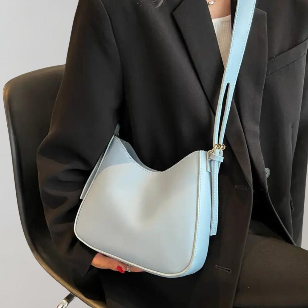 Elegante hellblaue Handtasche aus Leder, modern und stilvoll, ideal für Damenmode. Perfekt für den täglichen Gebrauch und besondere Anlässe.