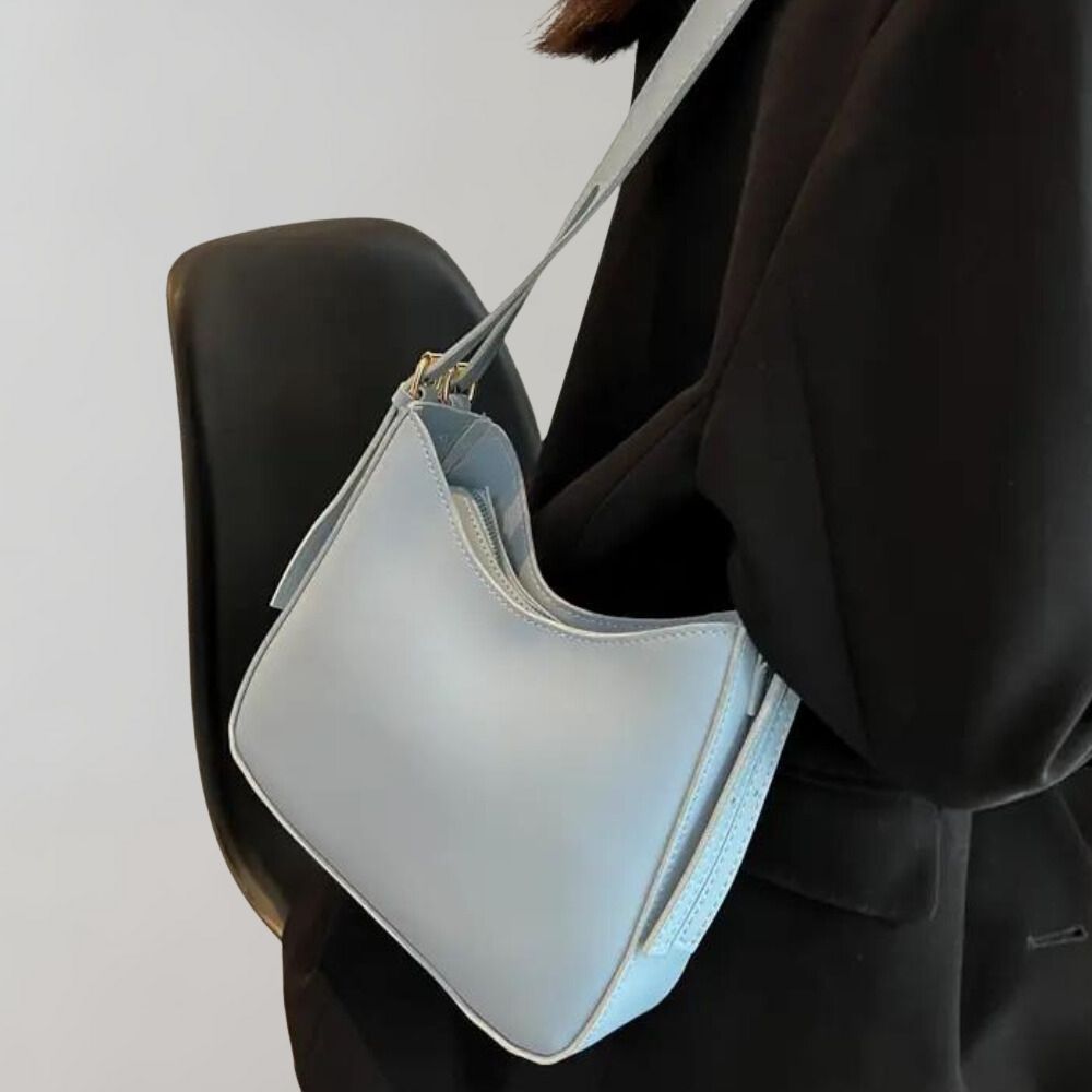 Elegante hellblaue Umhängetasche aus Leder, ideal für Damenmode. Stilvoll und praktisch, perfekt für den täglichen Gebrauch und besondere Anlässe.