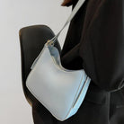 Elegante hellblaue Umhängetasche aus Leder, ideal für Damenmode. Stilvoll und praktisch, perfekt für den täglichen Gebrauch und besondere Anlässe.