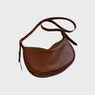 Braune Lederhandtasche im Halbmond-Design, stilvoll und modern. Perfekt für Damenmode, Accessoires, Taschen, elegantes Design, Alltag.