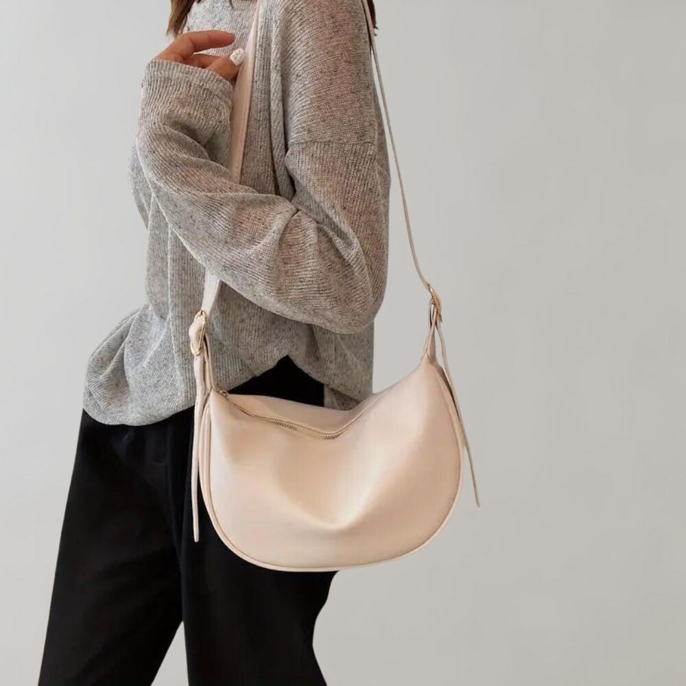 Elegante Damenhandtasche in Cremeweiß, aus hochwertigem Leder. Perfekt für den Alltag. Modische Umhängetasche, ideal für stilvolle Outfits.