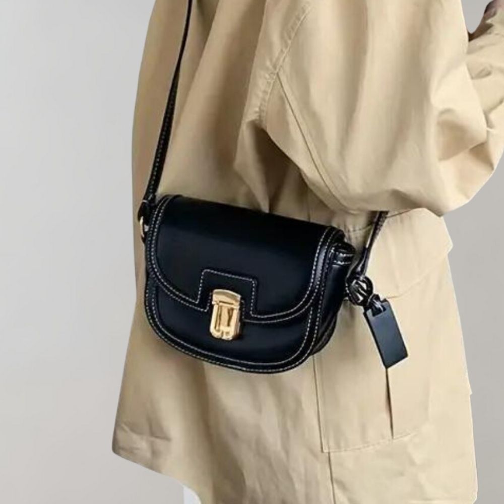 Schwarze Leder-Umhängetasche mit goldener Schnalle, elegantes Design, ideal für Damenmode, vielseitig und stilvoll für den Alltag.
