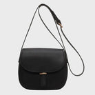 Schwarze Lederhandtasche mit verstellbarem Schulterriemen und goldener Schnalle. Elegantes Design, ideal für Damenmode und Accessoires.