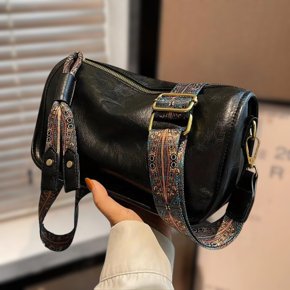 Schwarze Lederhandtasche mit verstellbarem, gemustertem Schultergurt. Stilvoll, elegant, vielseitig. Perfekt für Alltag und besondere Anlässe.