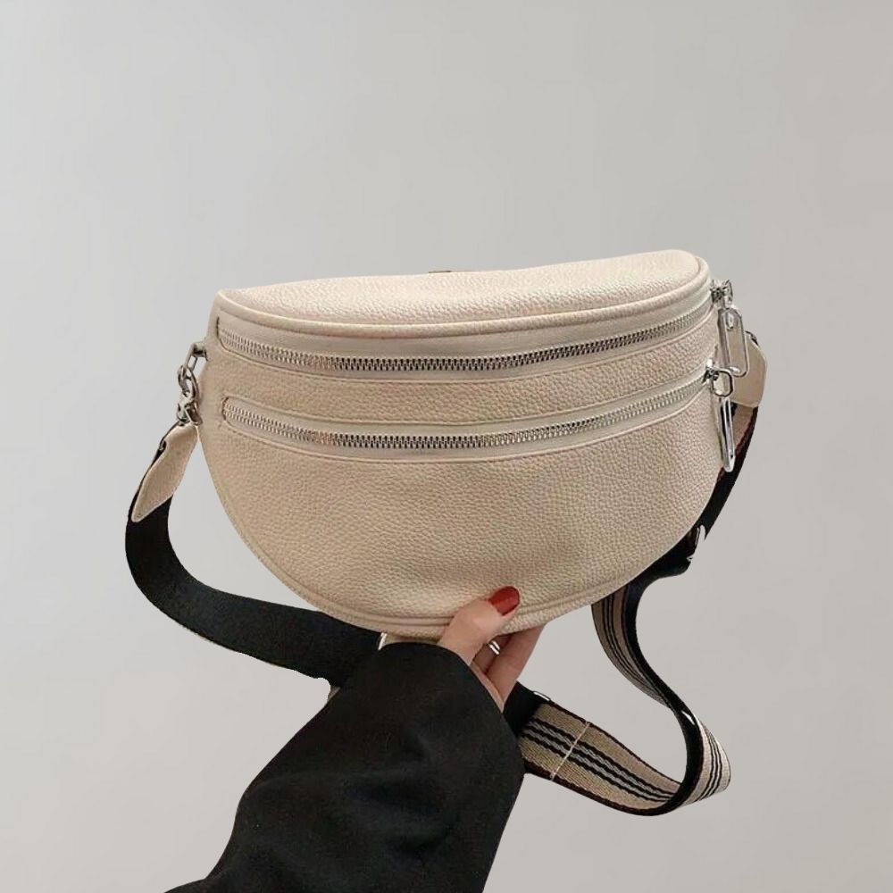 Beige Gürteltasche aus Leder mit verstellbarem Riemen und Reißverschlüssen. Modische Bauchtasche für Damen, ideal für Reisen und Alltag.